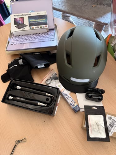 Kunde zeigt die verschiedenen Artikel aus dem Mystery Pack, darunter einen Helm, eine Tastatur und Ohrhörer.